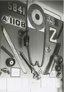  ??  ?? ■ An early view of one of the more frequently photograph­ed walls of the museum, but without the famous framed portrait photograph of Richthofen in his Albatros. Of note is the machine gun taken from Hawker’s DH.2. Serial number 5841 was taken from a BE.2D of 13 Squadron (32nd victory), serial number A-1108 from a Sopwith 1 ½ Strutter of 43 Squadron (23rd victory) and serial 5968 from a D.H.2 of 32 Squadron (12th victory). In addition, other trophies include Lewis Gun magazines, a Brodie helmet and a gong made from an engine cylinder.