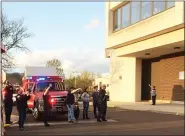  ?? EVAN BRANDT — MEDIANEWS GROUP ?? Medical workers in the window looking out on the parking lot at Pottstown Hospital wave back at the emergency responders applauding them Monday as part of an organized salute.