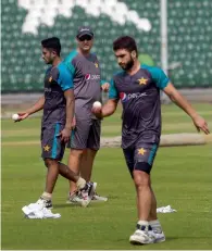  ?? AFP file ?? Pakistan coach Mickey Arthur (centre) is confident the team will bounce back in the ongoing Asia Cup tournament. —