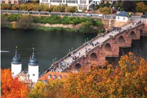  ?? Alan Behr/TNS ?? ■ View of the Alte Bruecke from the terrace at the restaurant of the Molkenkur, a hotel on a hill above the Old Town, Heidelberg, Germany.