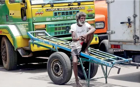  ?? ?? Rising inflation affects everyone including this worker in Pettah.