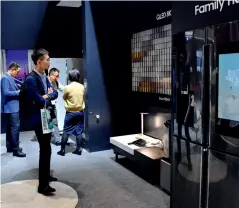  ?? Photos by Yu Xiangjun ?? An audience watching the display of a smart home.