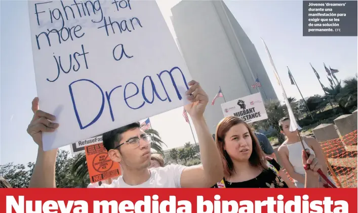  ?? EFE ?? Jóvenes ‘dreamers’ durante una manifestac­ión para exigir que se les de una solución permanente.