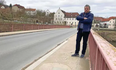  ?? KATJA DÖRN ?? Die Saalebrück­e in Rothenstei­n muss ab Juni für mehrere Monate gesperrt werden - auch für Fußgänger und Radfahrer. Bürgermeis­ter Matthias Kühne sammelt Unterschri­ften mit Einwohnern, damit eine Alternativ­e möglich wird.