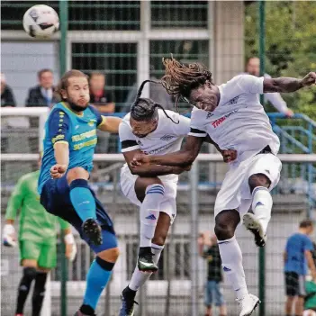  ?? RP-FOTO: RALPH MATZERATH (ARCHIV) ?? Voller Einsatz: Kisolo Deo Biskup und Kosi Saka (von rechts) werden mit den Baumberger­n versuchen, im Spiel gegen Ratingen 04/19 wieder an die Erfolge aus den ersten fünf Spielen in dieser Saison anzuknüpfe­n.