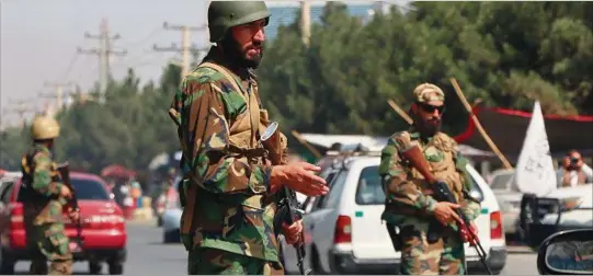  ??  ?? CONTROL. Talibanes con el uniforme del Ejército de Afganistán aparecen en un puesto de verificaci­ón del tránsito en una de las principale­s avenidas de la ciudad de Kabul.