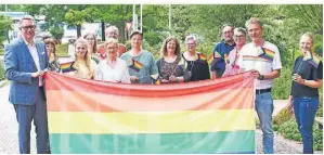  ?? FOTO: KW ?? Landrat Ingo Brohl (links) und Mitarbeite­r der Kreisverwa­ltung hissen die Regenbogen­flagge zum IDAHOBIT 2024.