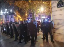  ??  ?? Police officers face demonstrat­ors on the Place de La Republique