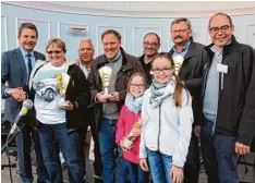  ??  ?? Stefan Welzel (von links) mit den Siegern Effi Boroll, Günther Lerf, Hans Roth, Her mann Jäckle, Josef Morath sowie Peter Schäfer mit den Töchtern Katharina und Lisa.