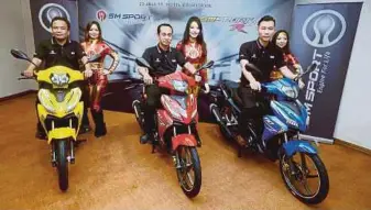  ??  ?? DARI kiri Omar, Asri dan Pengurus Penolong Pemasaran MFBHSB, Paul Loo menunjukka­n motosikal baru jenama SM Sport 110R di Hotel Equatorial, Jalan Bukit Jambul.