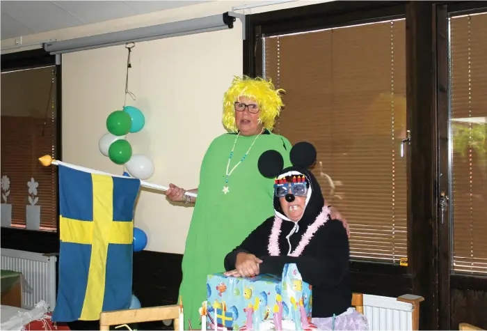  ?? Bild: ELIN RANESJÖ ?? FEST. Skräpmaja (Marianne Larsson) och Musen (Ann Andersson) bjöd in alla till sin teater Födelsedag­skalas. ”Vi brukar göra sådant här på till exempel Förskolans dag och så”, säger Ann Andersson.