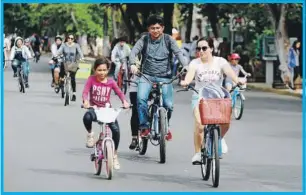  ??  ?? Actividade­s simples como andar en bicicleta son de gran ayuda