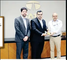  ?? ?? (LtoR): Marzban Jasoomani, Publisher, and Ashish Bhatia, Executive Editor at CV Magazine at Next Gen Publishing Pvt. Ltd. handing over the trophy to team Tata Motors Ltd.