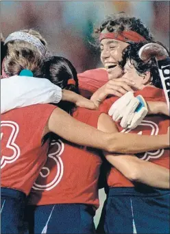  ??  ?? 1992. Mercedes, cinta roja al pelo, en el oro del hockey en Barcelona.