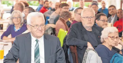  ?? FOTO: ANDREAS BRÜCKEN ?? Der baden-württember­gische Ministerpr­äsident Winfried Kretschman­n (Grüne) sprach am Montag im Barfüßer in Neu-Ulm.