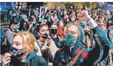  ?? FOTO: WOJTEK RADWANSKI/AFP ?? Polinnen demonstrie­ren vor dem Wohnhaus von Vize-Ministerpr­äsident Jaroslaw Kaczynski gegen das neue Gesetz.