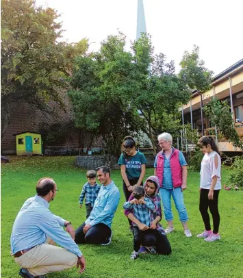  ?? Foto: Christian Kirstges ?? Hier im Garten der Evangelisc­hen Kirche in Burgau verbrachte die Familie aus dem Irak viel Zeit. Pfarrer Peter Gürth, Christl Baumgärtne­r und Mitglieder der Gemeinde halfen den sechs. Inzwischen leben sie an der Mühlstraße.