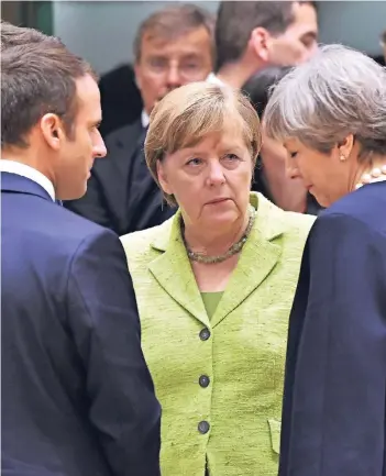  ?? FOTO: DPA ?? Emmanuel Macron, Angela Merkel und Theresa May diskutiere­n 2017 bei einem Gipfel in Brüssel.