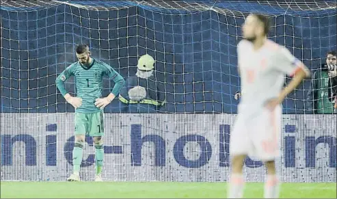  ?? MARKO DJURICA / REUTERS ?? El guardameta de la selección española David de Gea, cariaconte­cido, el jueves en Zagreb