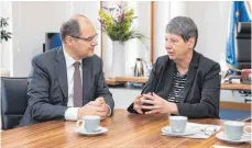 ?? FOTO: BMUB/SASCHA HILGERS ?? Christian Schmidt (CSU) und Barbara Hendricks (SPD) haben das Gespräch gesucht. Geeinigt haben sie sich aber nicht.