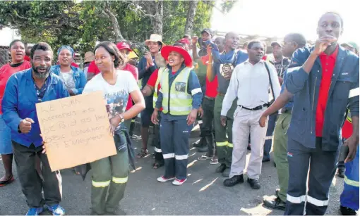  ?? Thando Ndlovu ?? Supercare Service Group workers protesting at Mondi Plant parking lots
