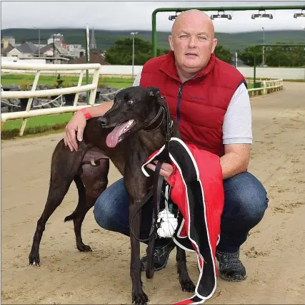  ??  ?? Trainer Johnny O’Sullivan with Race 5, the www.IGB.ie 525, winner Lanody Pat at the Kingdom Greyhound Stadium on Friday night. Photo by www.deniswalsh­photograph­y.com