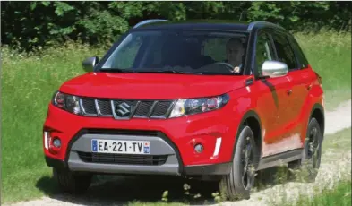  ??  ?? Le Vitara offre quelques atouts pour les chemins avec son programme Neige et un contrôle en descente en plus de son blocage de différenti­el central. Suzuki Vitara 1.4 Boosterjet AllGrip Style Auto 27890 € 140 ch CO2 : 143 g/km