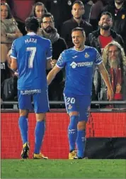  ??  ?? Maksimovic, felicitado por Mata.