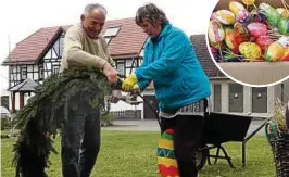  ??  ?? Friedrich Richter und Christine Walther helfen wie jedes Jahr beim Schmücken des Osterbrunn­ens. Foto: Ilona Berger