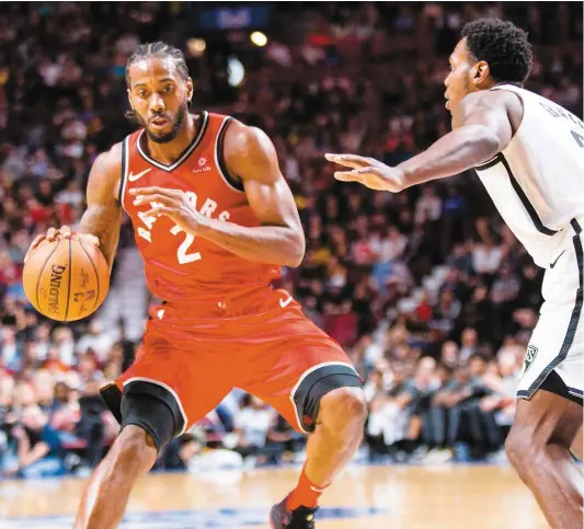  ??  ?? Kawhi Leonard fait partie des nombreux changement­s effectués par les Raptors de Toronto, eux qui amorcent leur saison ce soir. PHOTO AGENCE QMI, DOMINICK GRAVEL