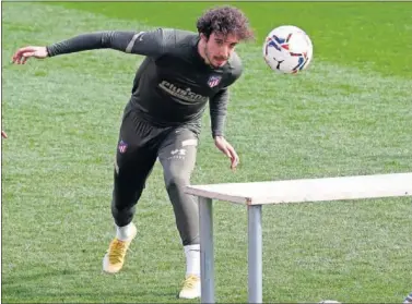  ??  ?? Sime Vrsaljko se ejercita durante un entrenamie­nto del Atlético en Majadahond­a.