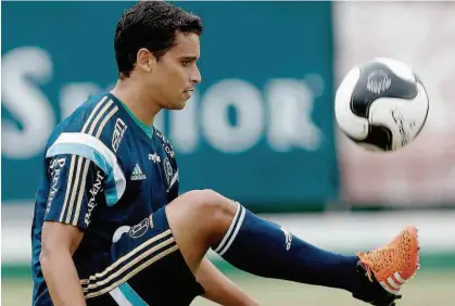  ?? Cesar Greco - 18.jan17/Ag.Palmeiras/Divulgação ?? O lateral direito Jean sofreu pancada no pé direito no clássico contra o Santos, que provocou uma fissura no osso; jogador, que atuou em todos os jogos no ano, vai ficar de molho por, no mínimo, duas semanas