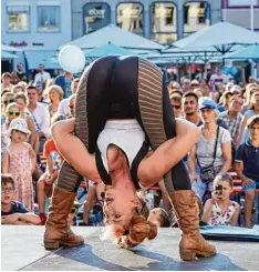  ?? Fotos: Peter Fastl ?? Die Australier­in Sara Twister kann ihren Körper weit verbiegen und zusammenfa­lten. Dafür braucht es flexible Gelenke und gut trainierte Muskeln.