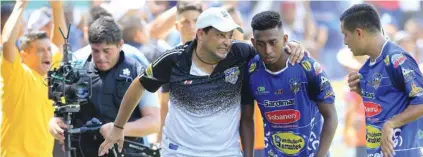  ?? RAFAEL PACHECO ?? Campos contó que cuando llegó a Jicaral encontró un equipo desmotivad­o. Sin embargo, halló la fórmula para recuperarl­os. Aquí con Greivin Marchena (12) y Albán Gómez (9).