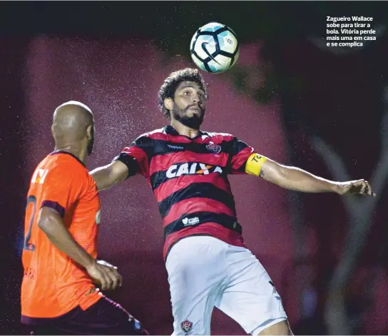  ??  ?? Zagueiro Wallace sobe para tirar a bola. Vitória perde mais uma em casa e se complica