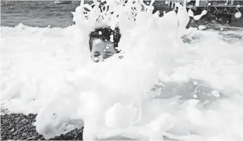  ?? MARCO DELLA CAVA, USA TODAY ?? The Leica Q automatica­lly stopped time in this shot of a wave overcoming a boy at the beach.