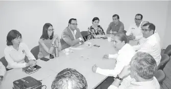  ?? /CORTESÍA ?? Marina Vitela se reunió con industrial­es en Canacintra a fin de exponer su plan de trabajo