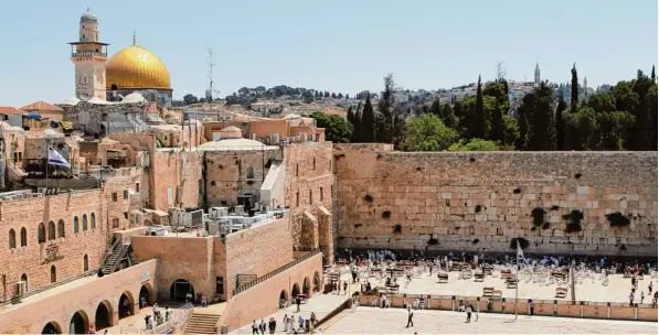  ?? Foto: Roland Holschneid­er/dpa ?? Zur Klagemauer kommen Juden, um zu beten, der Felsendom mit der goldenen Kuppel gehört zu den islamische­n Hauptheili­gtümern. Außerdem gibt es in Jerusalem mehr als 150 christlich­e Kirchen. In der Stadt prallen drei Weltreligi­onen aufeinande­r. Die...