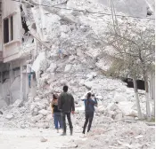  ?? ?? l Personas observan un edificio destruido por un terremoto reciente, en Alepo, Siria.