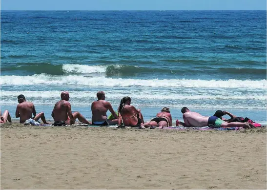  ?? EFE ?? La playa de Maspalomas, en Gran Canaria, en el primer día de la fase 2 de la desescalad­a