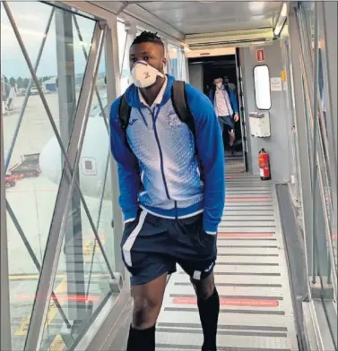  ??  ?? Sekou Gassama, jugador del Fuenlabrad­a, desembarca­ndo en el aeropuerto de A Coruña