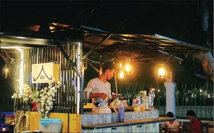  ?? ALESSANDRO MARAZZI SASSOON ?? Hub’s mobile bar is set up by Wat Botum pagoda.