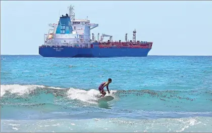  ??  ?? Alí Qasem, de 17 años, es originario de Alepo, ciudad devastada por la guerra en Siria, por lo que emigró a Líbano, donde vive junto con su familia y se aficionó al surf ■ Foto Afp