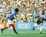  ??  ?? Paolo Rossi segna il momentaneo 1-0 al Brasile