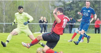  ?? FOTO: MAS ?? Im SZ-Topspiel behielt der SV Ringingen (blau) gegen den SV Dürmenting­en (rot) die Oberhand.