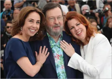  ?? FOTO: AP ?? Lars von Trier sammen med to af sin nye films medvirkend­e, Sofie Gråbøl og Siobhan Fallon Hogan.