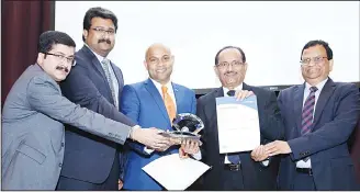  ??  ?? Senior Management of LuLu Exchange receive the certificat­e.