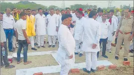  ?? HT PHOTO ?? SP leaders inspecting the helipad for the Mahapancha­yat in Mau .
