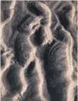  ?? FOTO: ESTATE MARTA HOEPFFNER ?? Marta Hoepffners „Abstrakte Formen im Sand“(1938) als „Hommage à Willi Baumeister“.