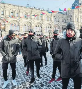  ?? FOTO: JUAN ECHEVERRIA ?? La plantilla del Athletic de paseo por las calles de Moscú
